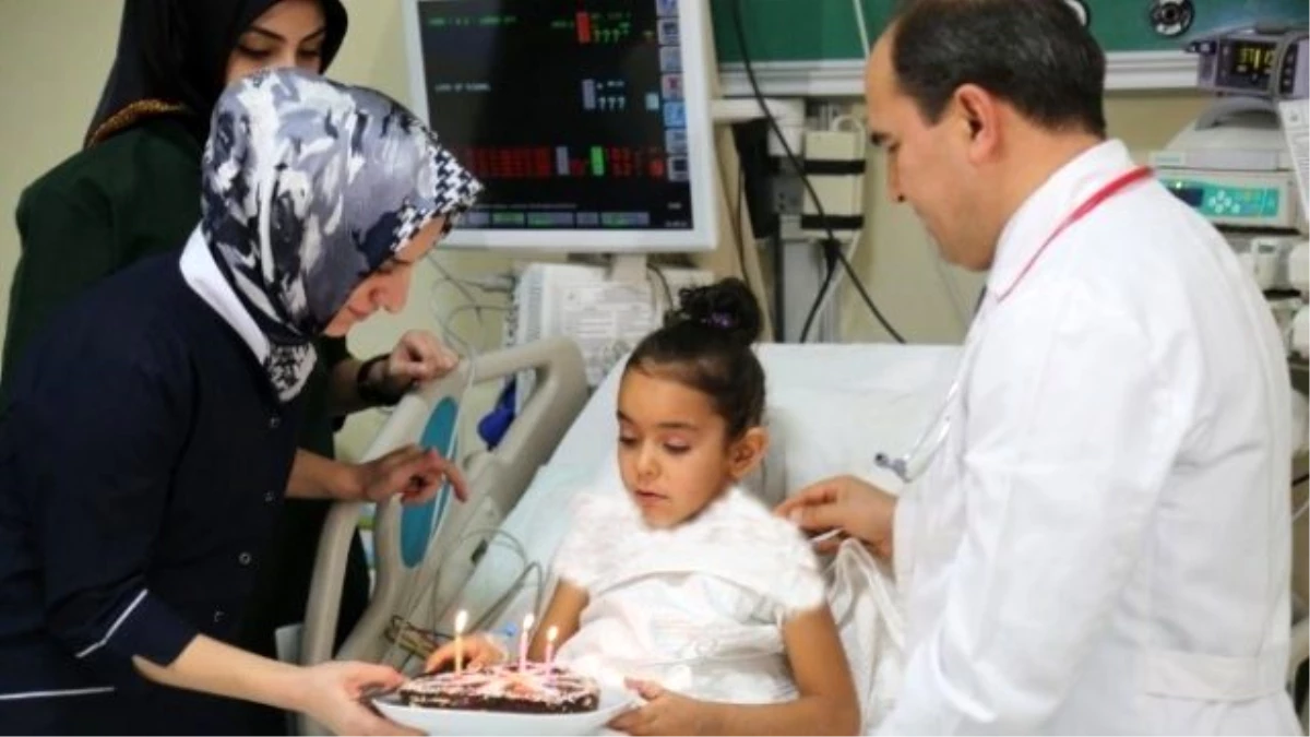 Erzurum Bölge Eğitim ve Araştırma Hastanesinde 8 Yaşındaki Kevser Damlaya Yeniden Doğuş Pastası