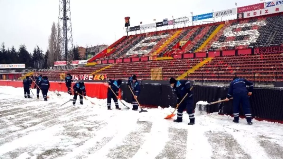 Eskişehir Atatürk Stadyumu\'nda Kar Temizliği