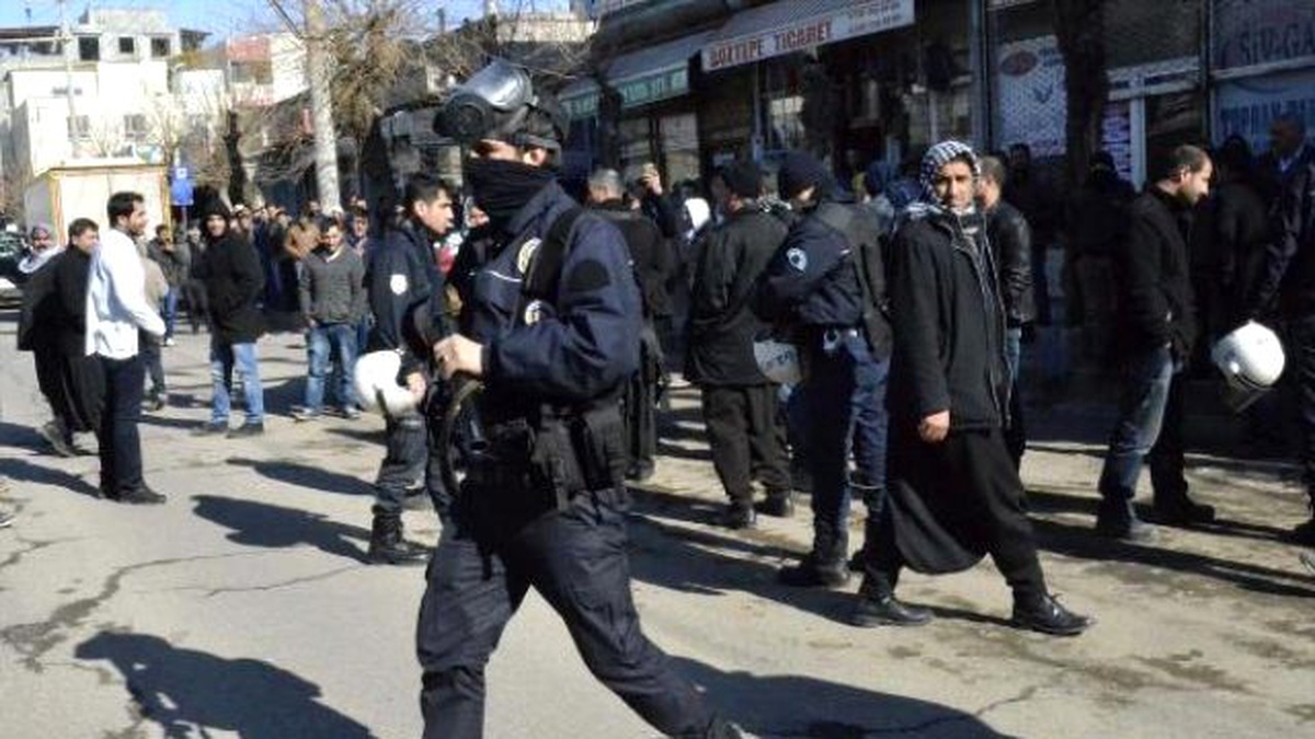 Esnaf Elektrik Kesintilerini Lastik Yakıp, Yol Kapatarak Protesto Etti