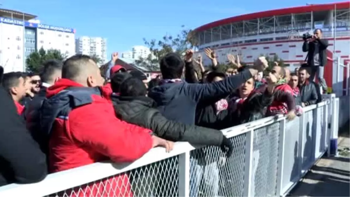Eto\'o ve Morais Sevgisi Protestoyu Desteğe Çevirdi