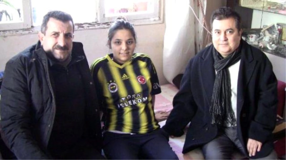 Felçli Rabia\'ya Fenerbahçe\'den Moral Ziyareti