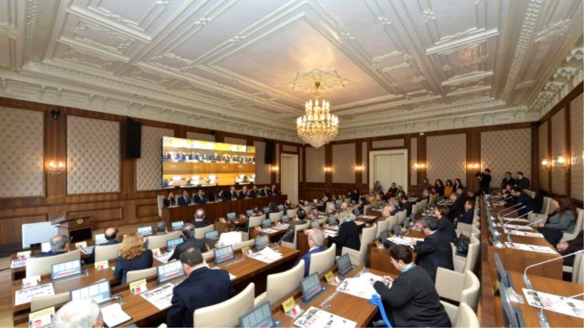 İÜ Rektörlüğü Senato Salonu\'nda İlk Toplantı Yapıldı