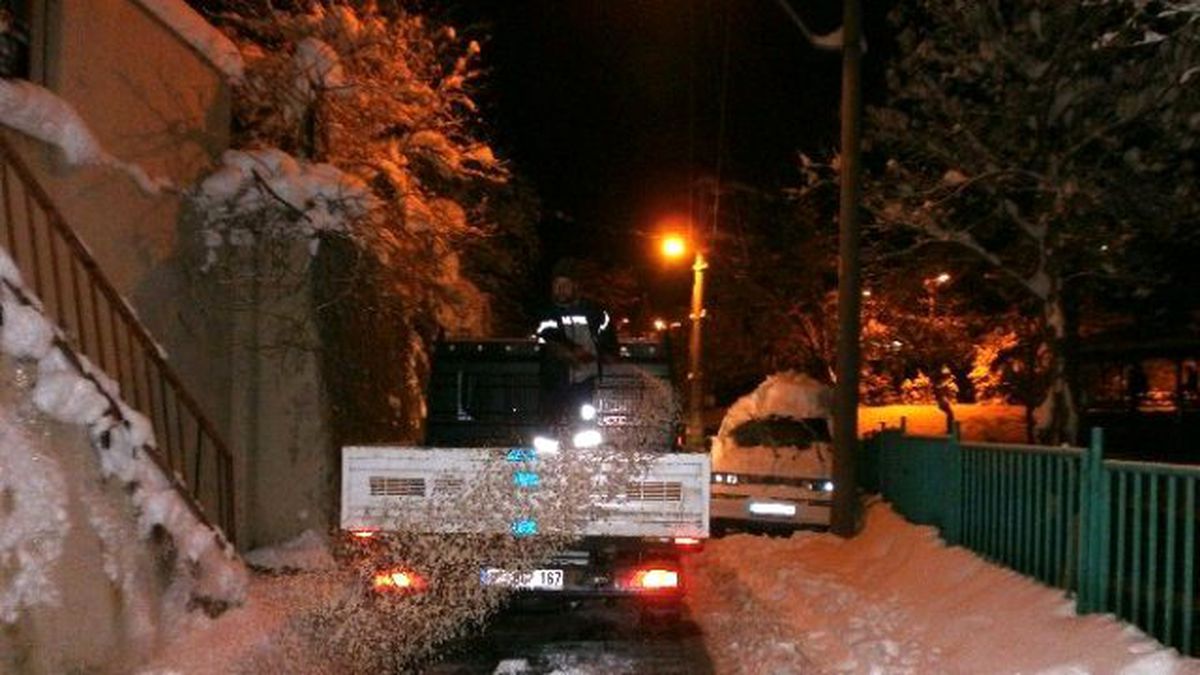 İzmit\'te Kar Çalışmalarında 3 Bin Kilometre Yol Açıldı