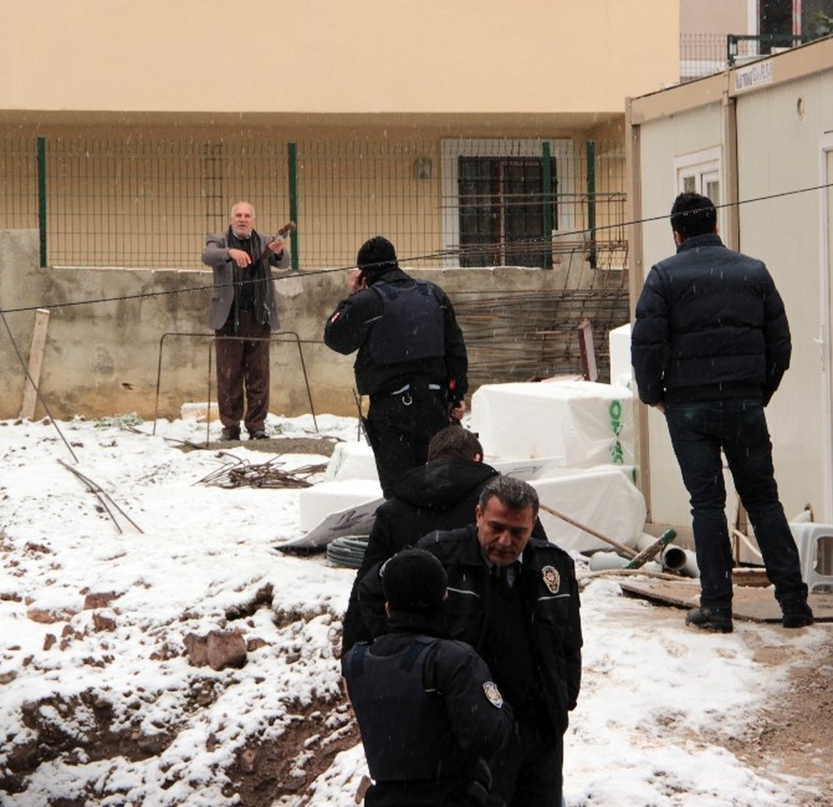 Maaşından Kesinti Yapılan Bekçi, Av Tüfeğiyle Korku Saçtı