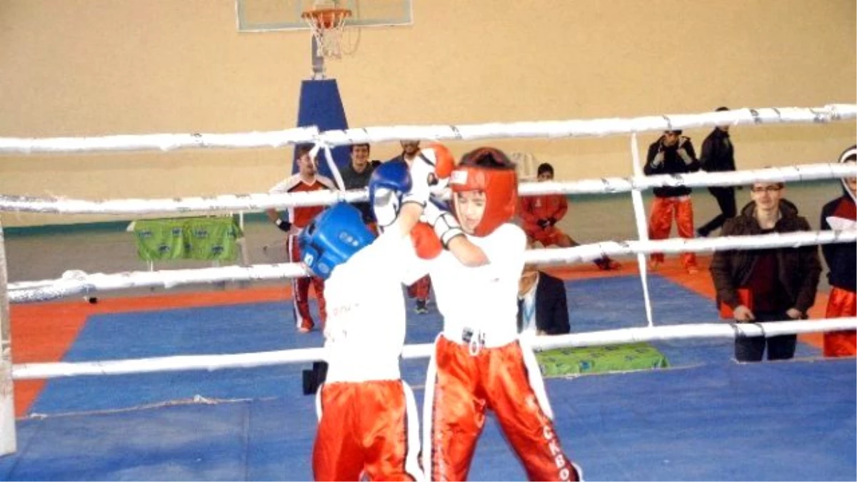 Orhaneli\'de Kick Boks Rüzgarı