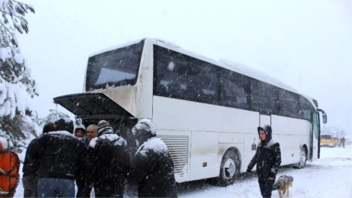 Otobüs Kara Saplandı, 35 Kişi Mahsur Kaldı