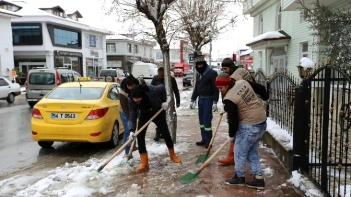 Serdivan Belediyesi Ekipleri Kaldırım ve Yol Kenarlarını Kar ve Buzdan Temizliyor