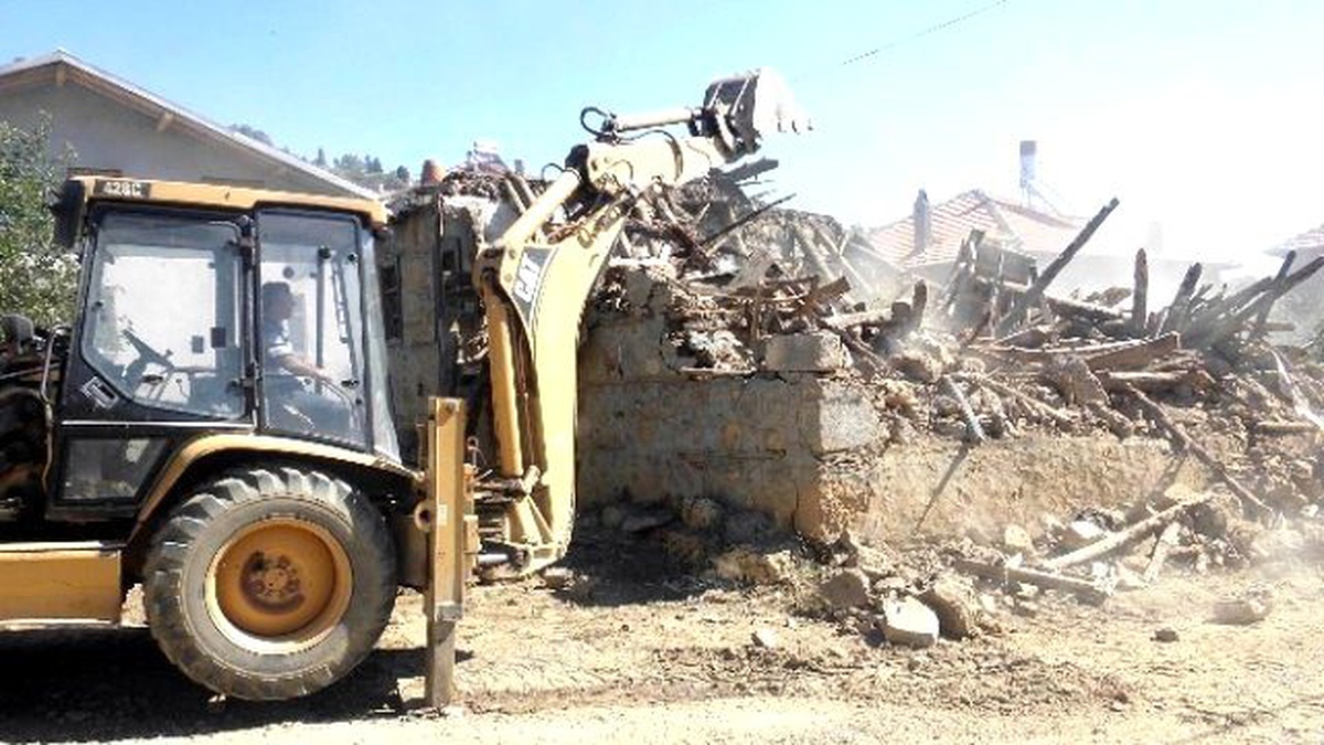 Seydişehir Belediyesi Harabe Evleri Yıkıyor