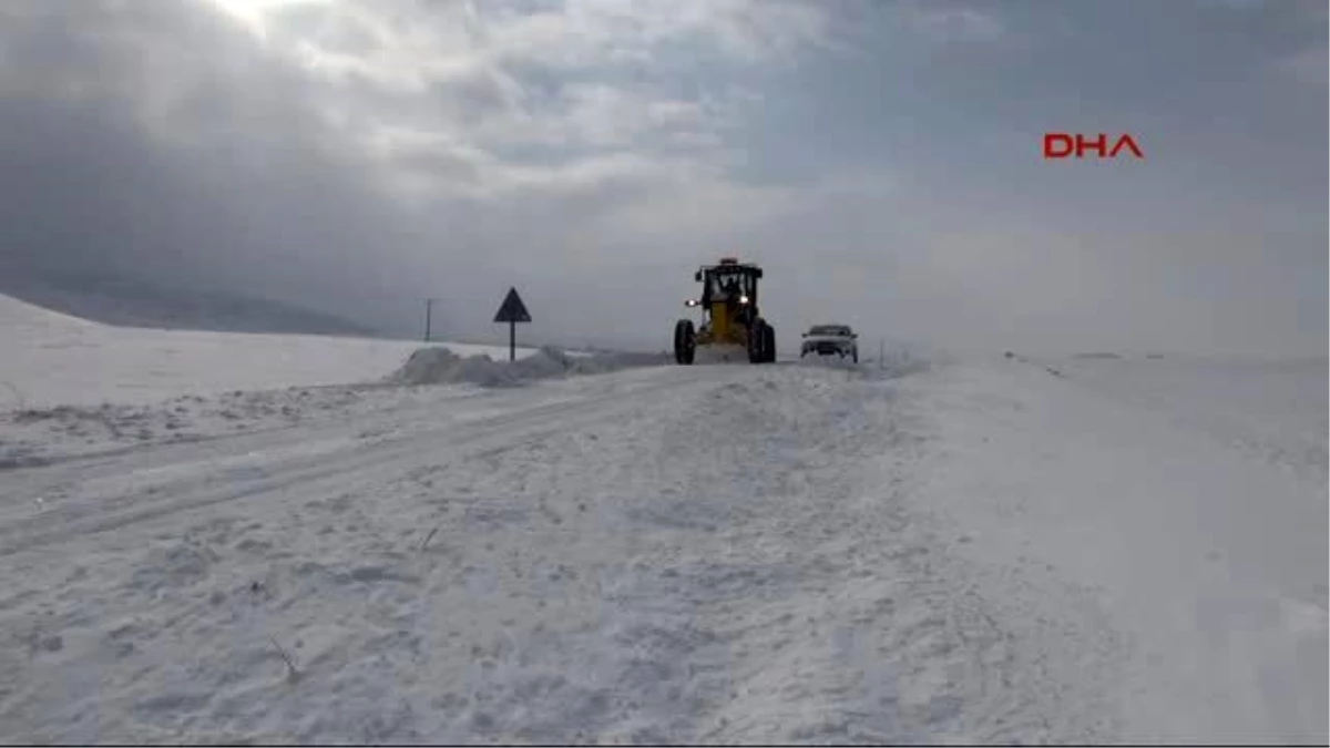 Sivas\'ta Köy Yollarında Zorlu Kar Mücadelesi