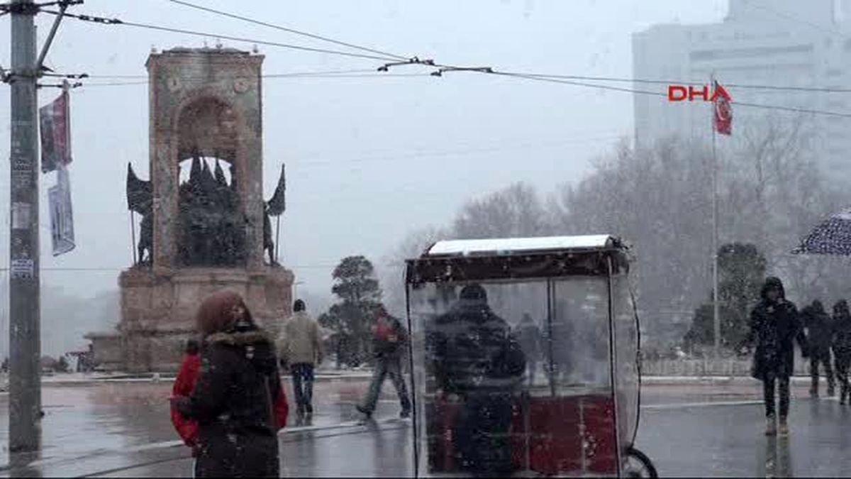 Taksim\'den Kar Yağışı Görüntüleri