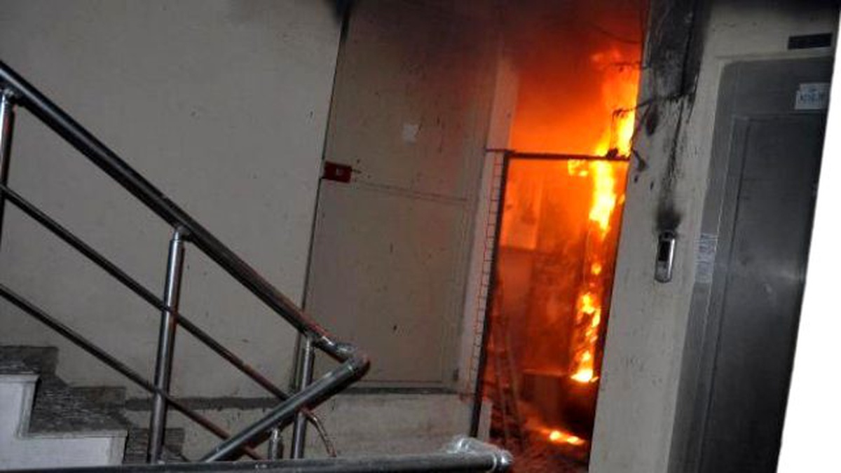 Trafodan Çıkan Yangında Apartmandaki 27 Kişi Mahsur Kaldı