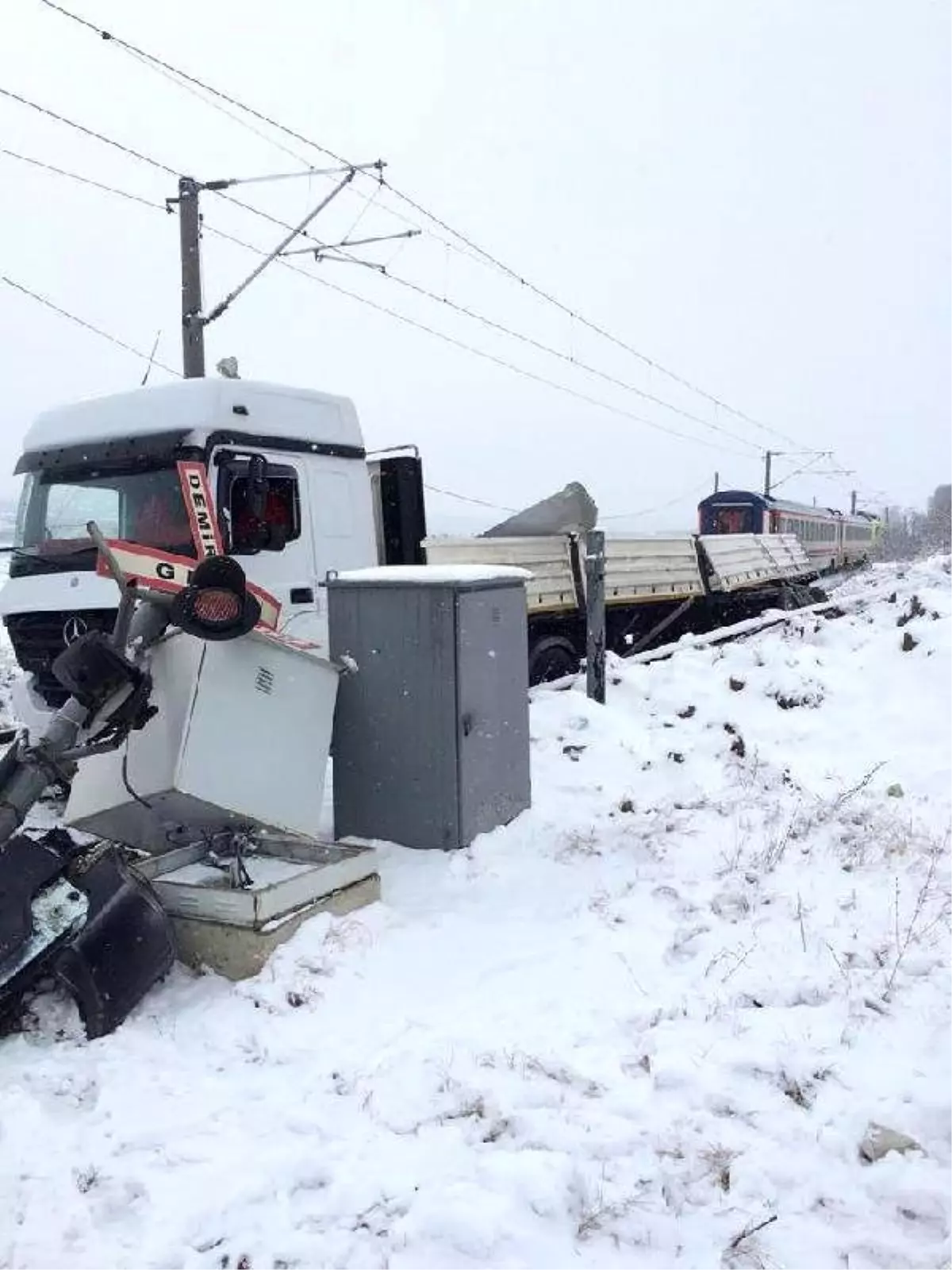 Tren, Raylarda Kalan TIR\'a Çarptı