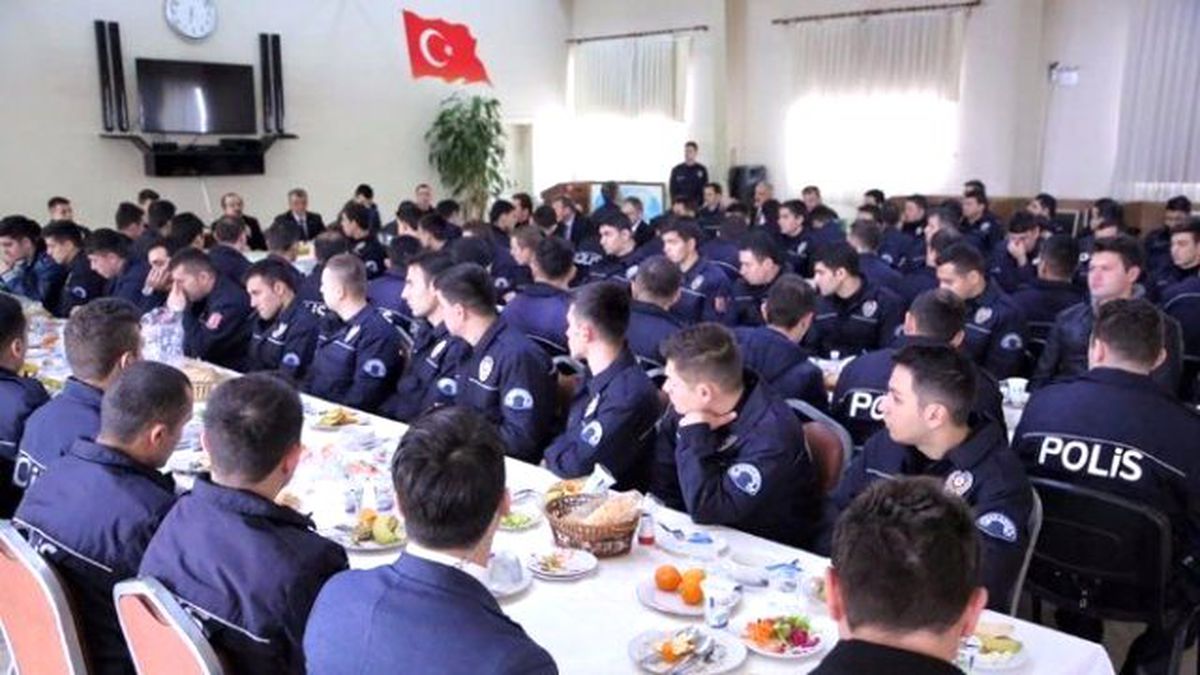 Vali Coş Görevden Dönen Çevik Kuvvet Polisleri ile Yemekte Buluştu