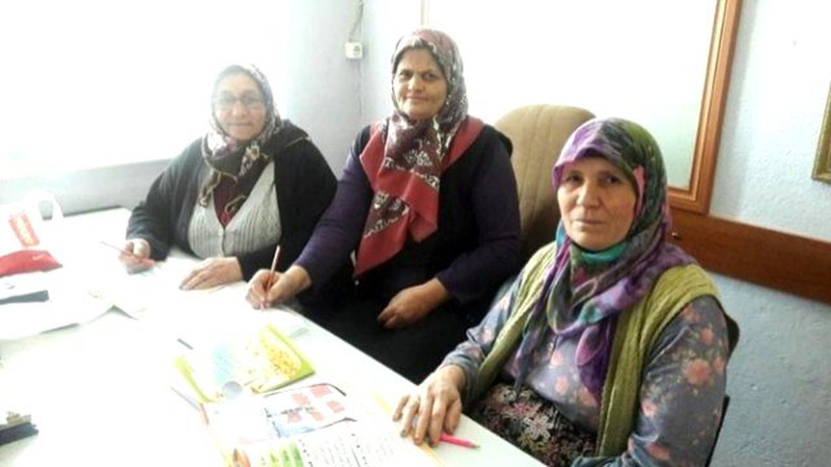 Yaşlı Kadınlar Okuma Yazma Öğreniyor