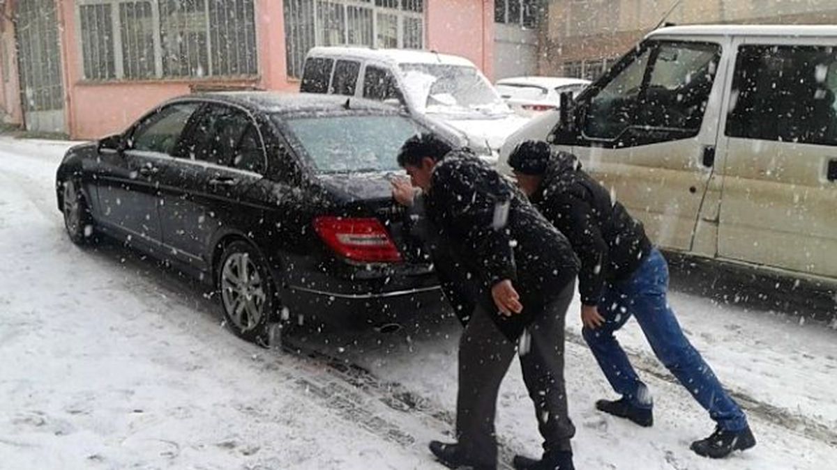 Yollar Kayak Pistine Döndü