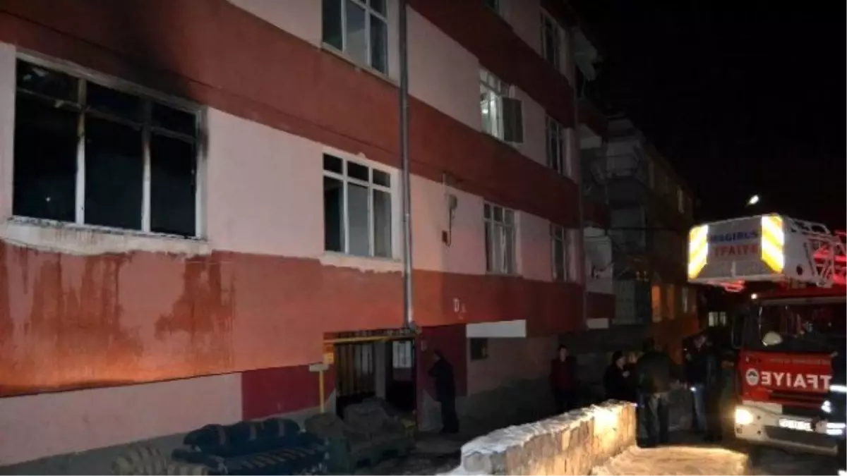 3 Katlı Apartmanın 1. Katında Çıkan Yangın Paniğe Neden Oldu