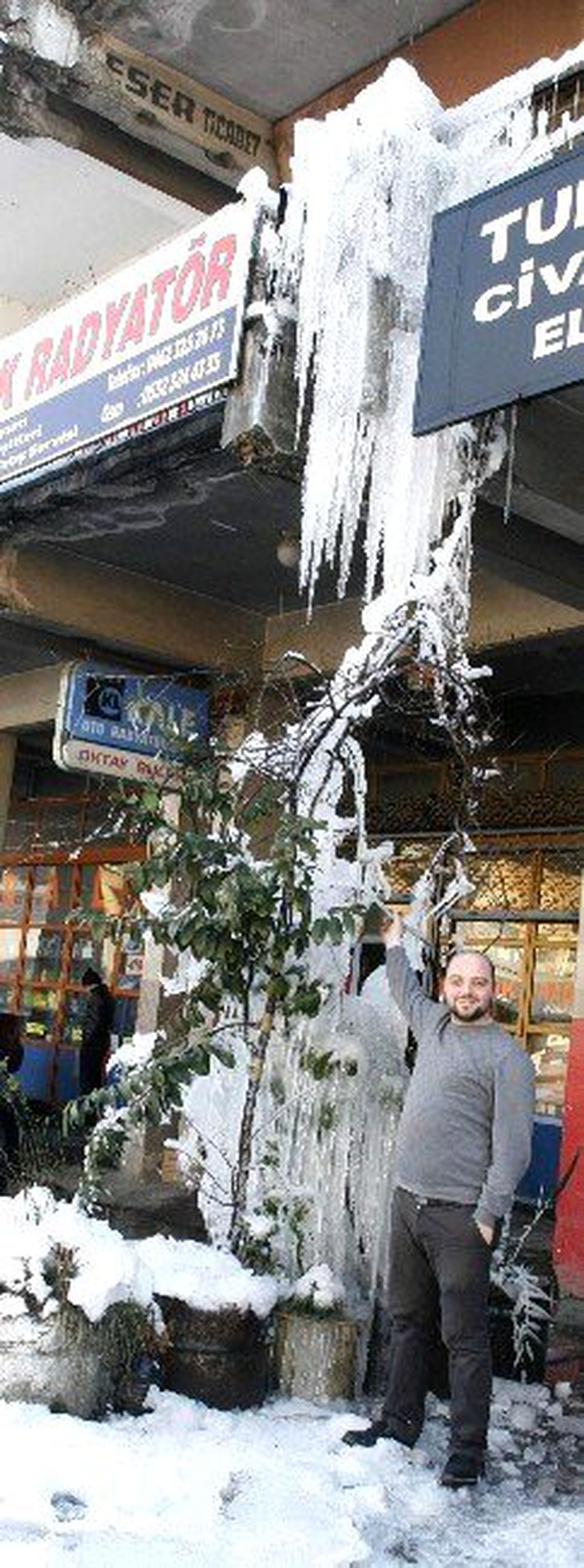 Buz Sarkıtları İnsan Boyunu Geçti
