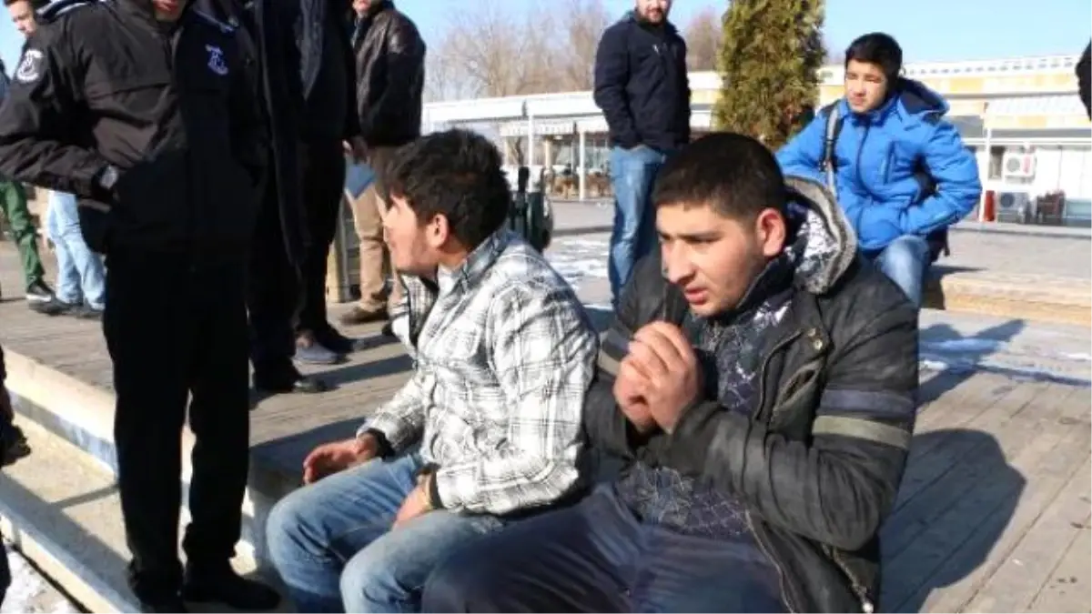 Buz Tutan Mogan Gölü\'nde Yürürken Kriz Geçirip Bayıldı