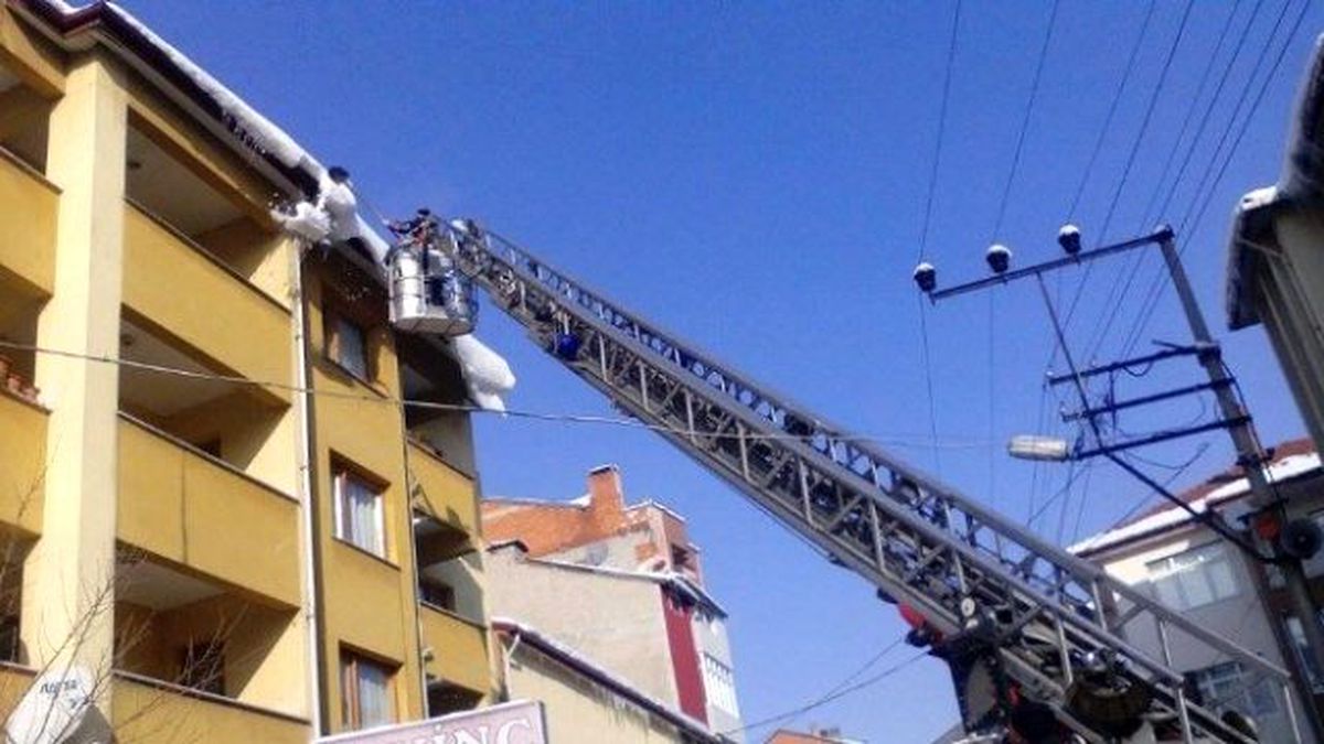 Çaycuma İtfaiye Ekipleri Tehlike Oluşturan Çatıları Temizledi