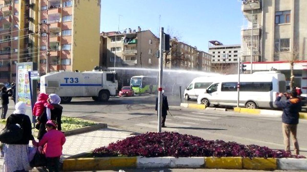 Diyarbakır Savaş Alanına Döndü! Taşlar Havada Uçuştu