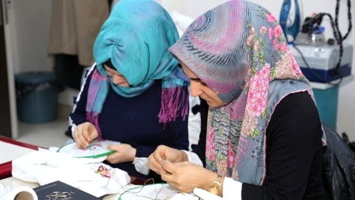 Eğitimin Yanında Gelin Bohçaları Hazılıyorlar