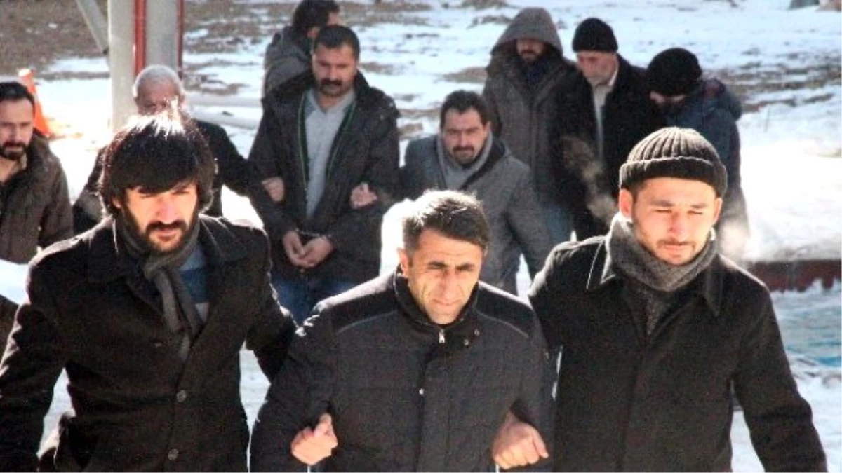 Elazığ\'daki PKK Şüphelileri Sağlık Kontrolünden Geçirildi