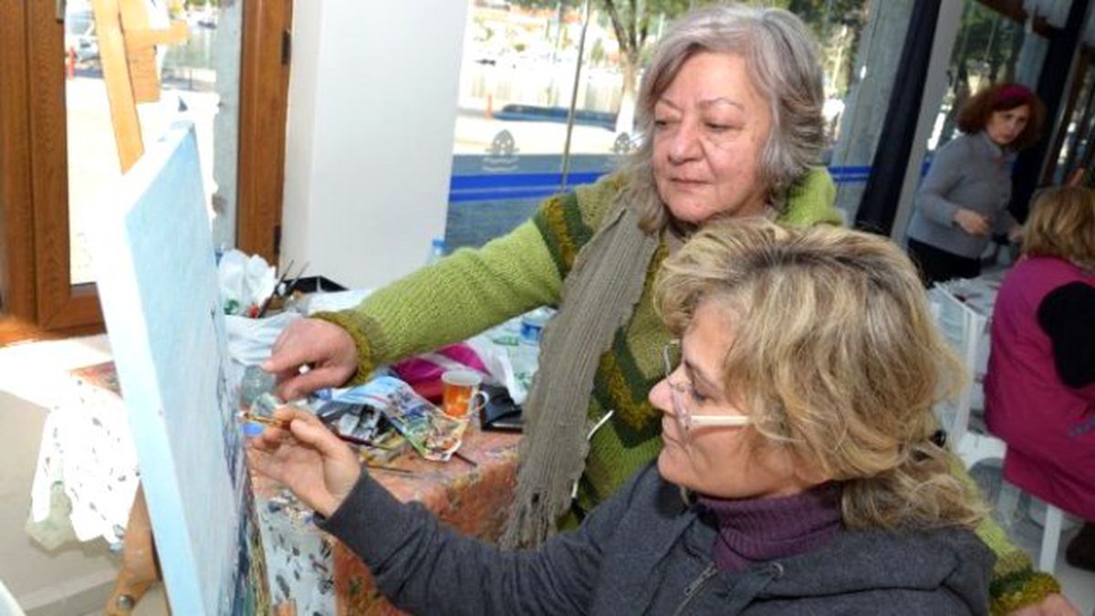 Foça\'da Resim Kursları Devam Ediyor