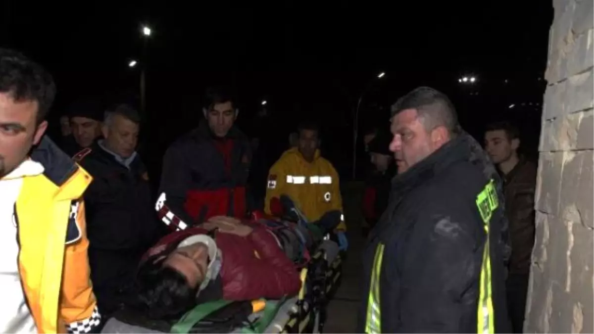 Mersin\'de Yüksekten Düşen Genci, İtfaiye Ekipleri Kurtardı