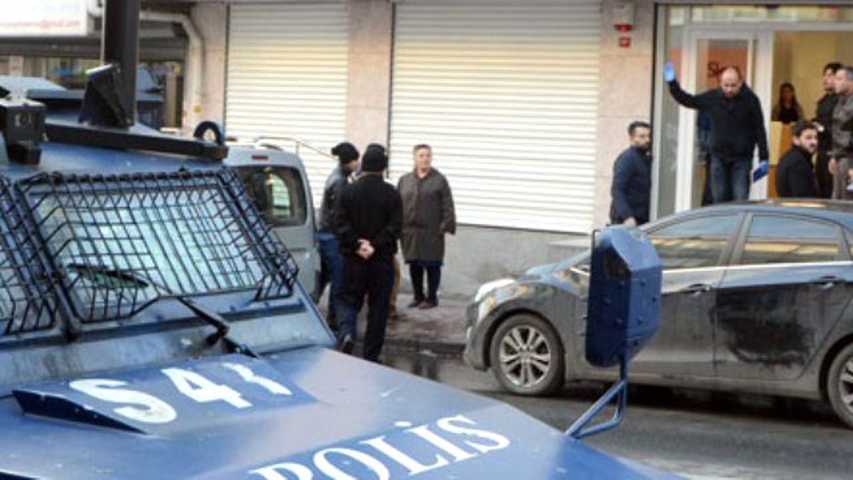 Okmeydanı'nda Soygun Şoku! Paraları da, Güvenlikçinin Silahını da Alıp Kaçtılar