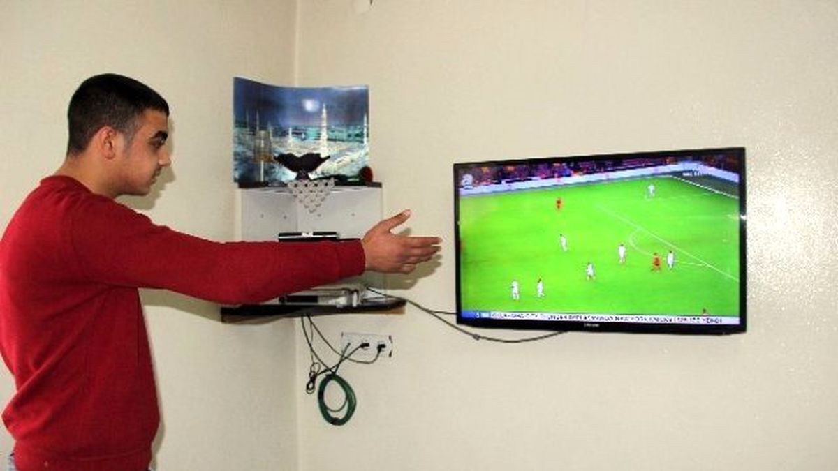Tek Koluyla Sahada Kar Temizleyen Taraftar Futbol Fanatiği Çıktı