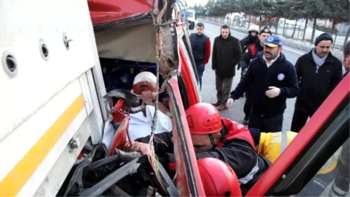 Parçalanan Minibüsten Sağ Çıktı