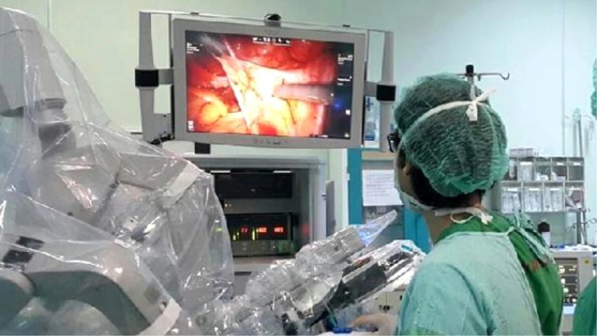 Robotik Ameliyatı 100 Doktor Canlı İzledi