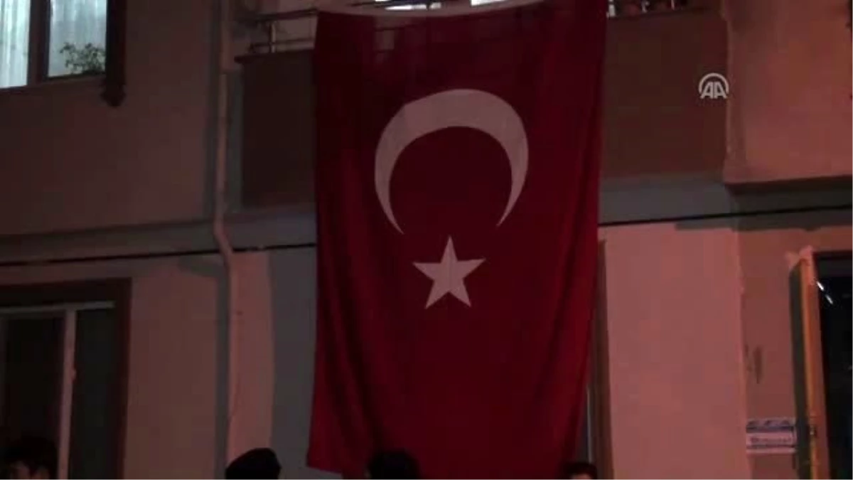 Şehit Polis Zekeriya Bilgen\'in Baba Evine Türk Bayrağı Asıldı