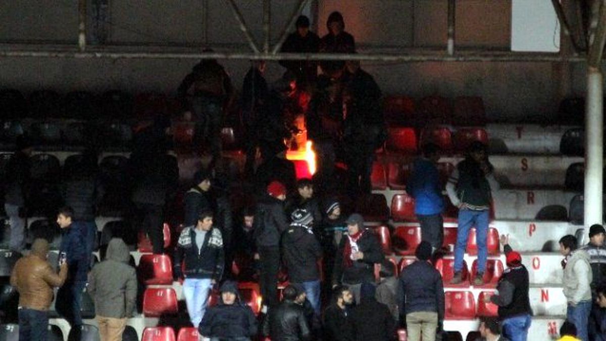 Taraftarlar Tribünde Ateş Yakarak Isındı