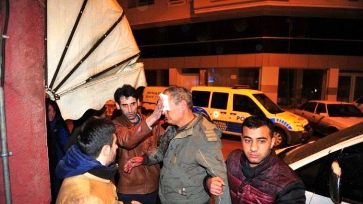 Yaşı Küçük Gencin Kullandığı Cipe Çarptıktan Sonra Kontrolden Çıkan Kamyon Odunluğa Girdi