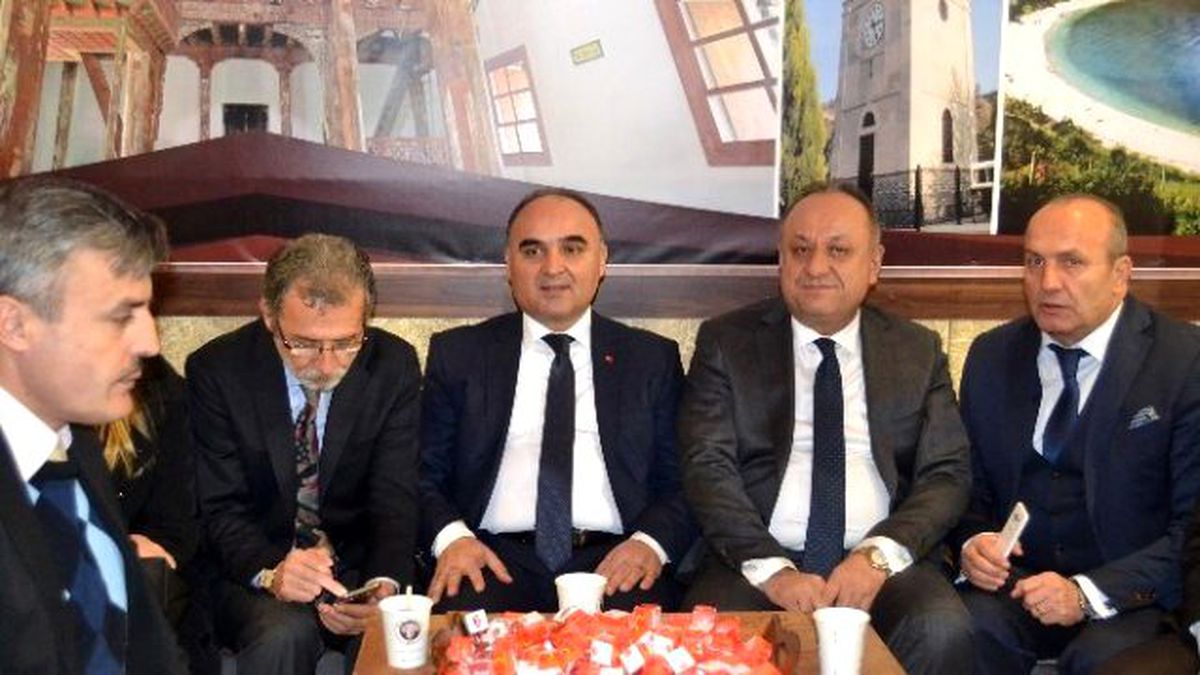 Başkan Babaş, Sarımsaktan Yapılan Pastırmayı Keserek Vatandaşlara İkram Etti