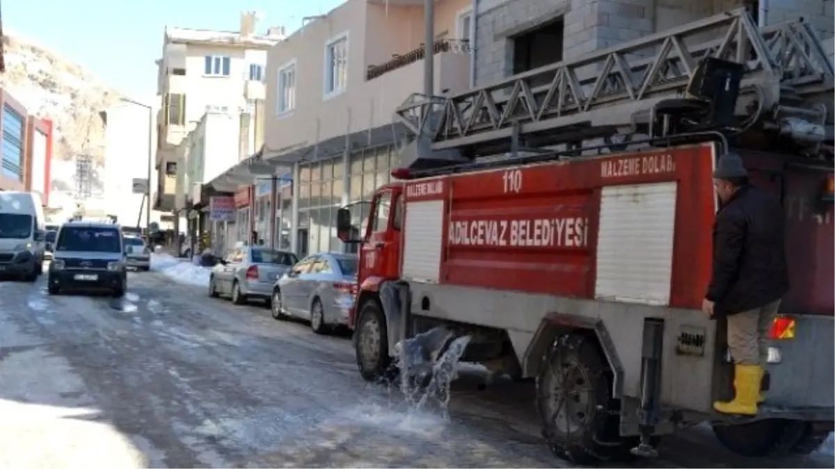 Buzlu Yollar Van Gölü Suyuyla Çözülüyor