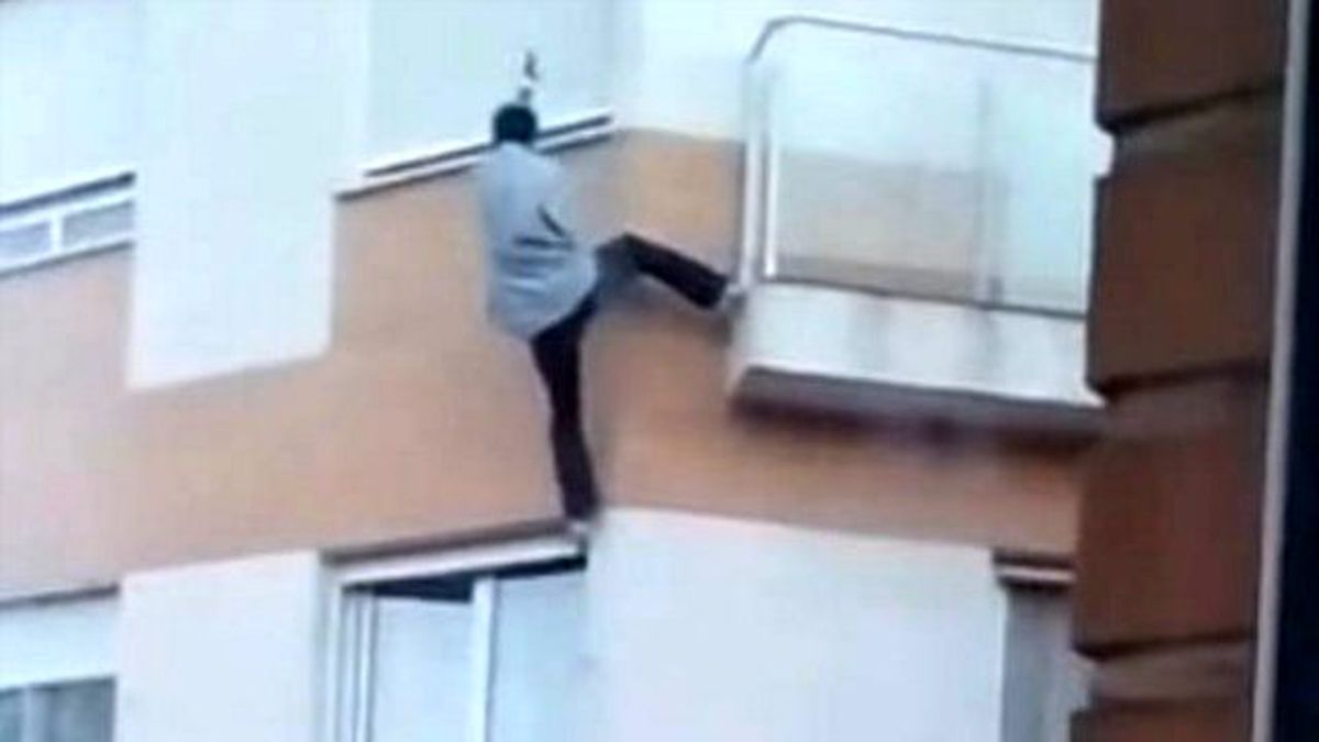 Çatıdan Sarkıttığı İple Evine Girmeye Çalışan Adam Hayatını Kaybetti