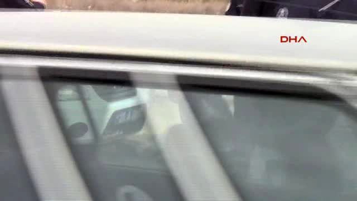 Polisten Kaçan Genç 3 Polis Aracına Çarpmadan Durdurulamadı