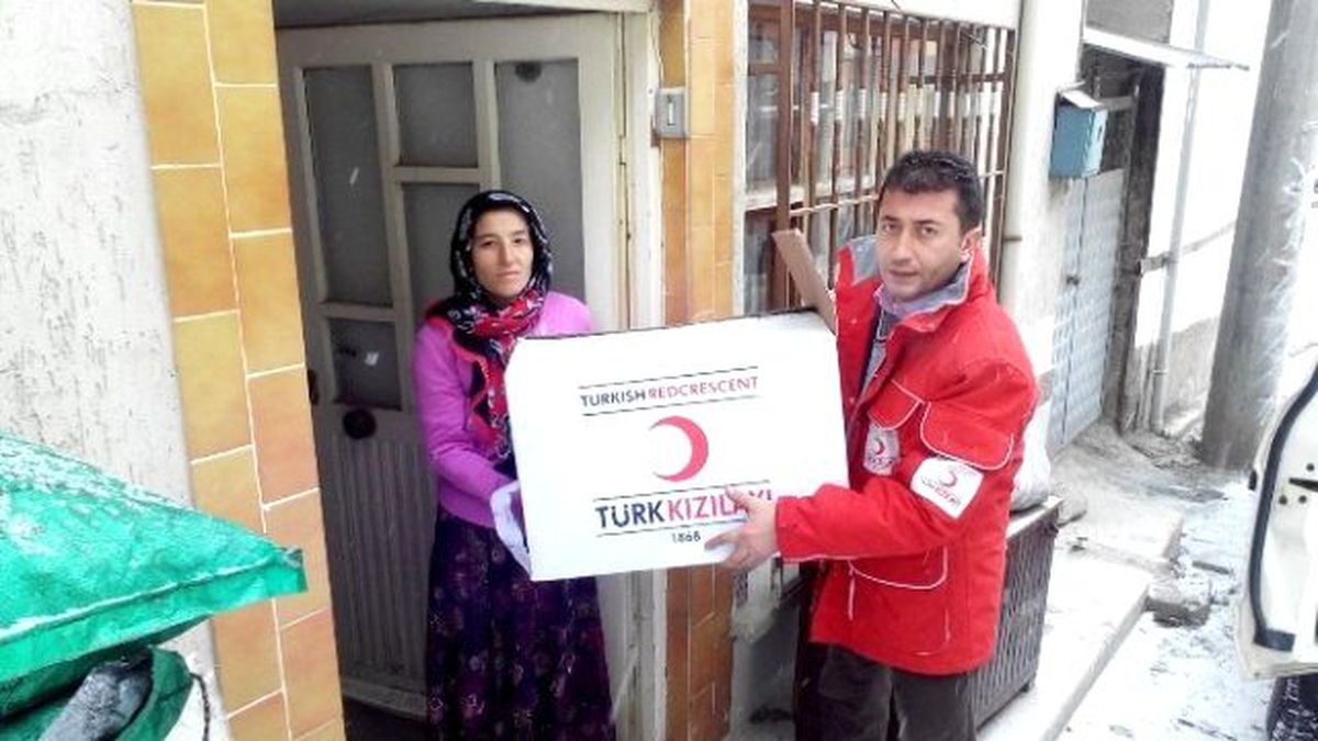 Evi Yanan Aileye Bir Yardımda Kızılay\'dan
