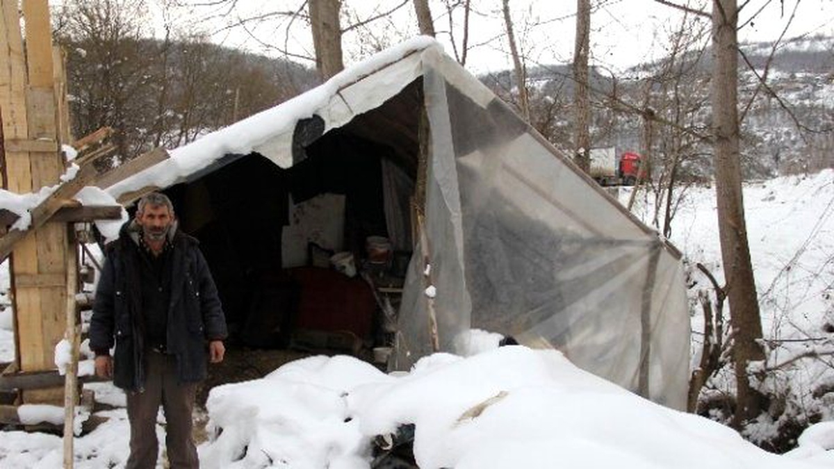 Kış Günü Naylonla Kaplı Barakada Yaşıyor