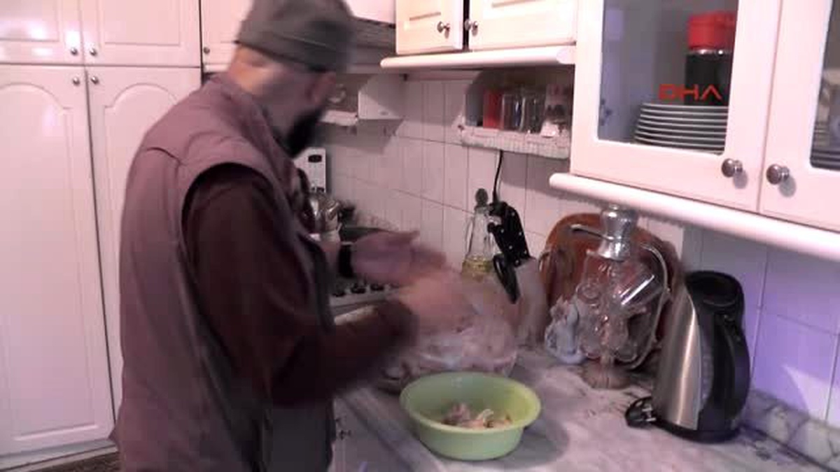 Muş-Kuşları Pilav ve Ekmekle Besliyor
