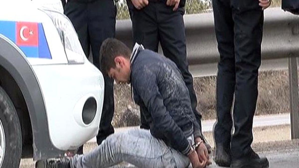 Otomobille Kaçan Genç, 3 Polis Aracına Çarparak Durdu