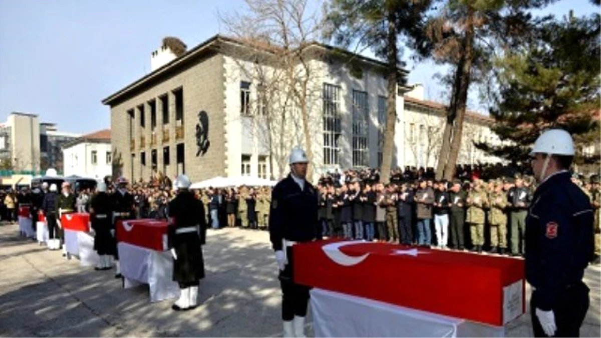 Şehit Asker ve Polisler İçin Uğurlama Töreni Düzenlendi