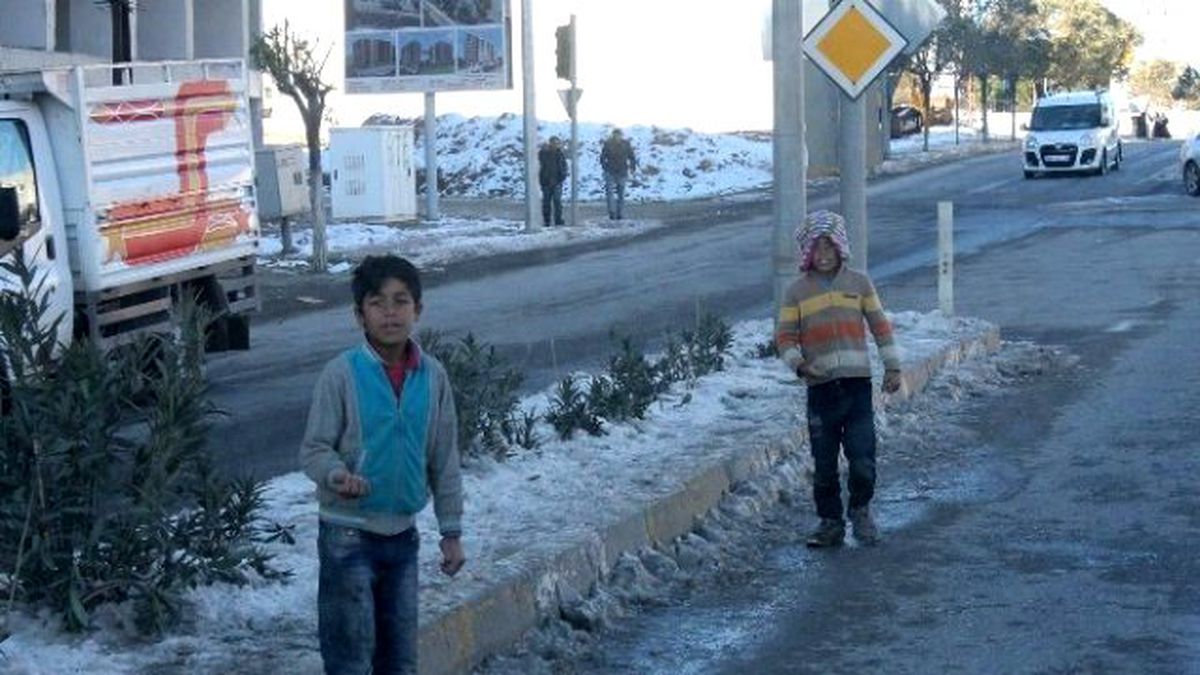 Siirt\'te Eksi 10 Derecede Kırımız Işıkta Bekliyorlar