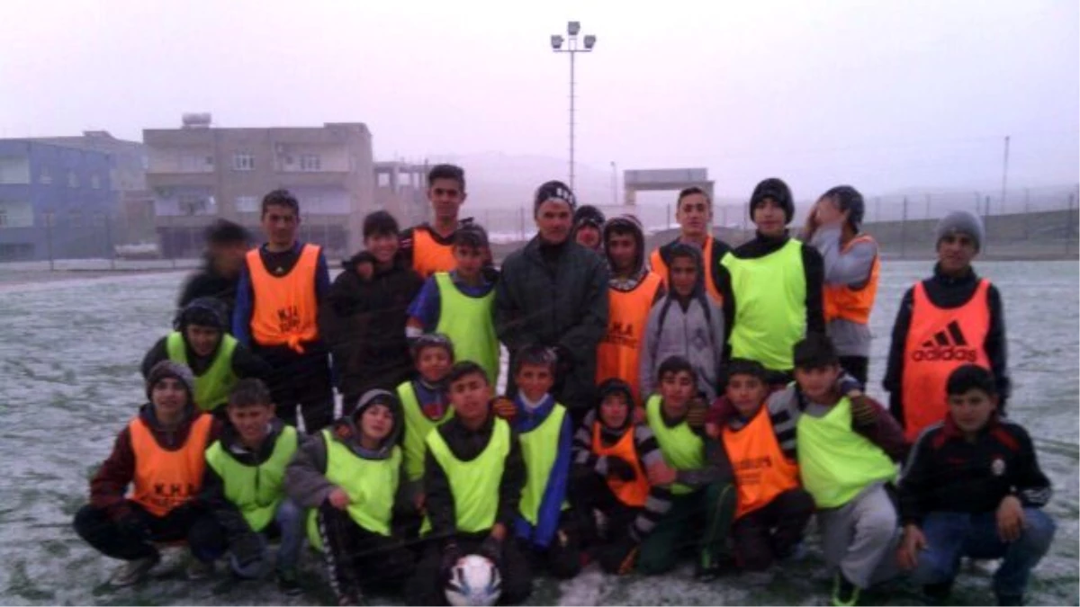Soğuk Havaya Rağmen Çocuklar Futbolu Azimle Öğreniyor
