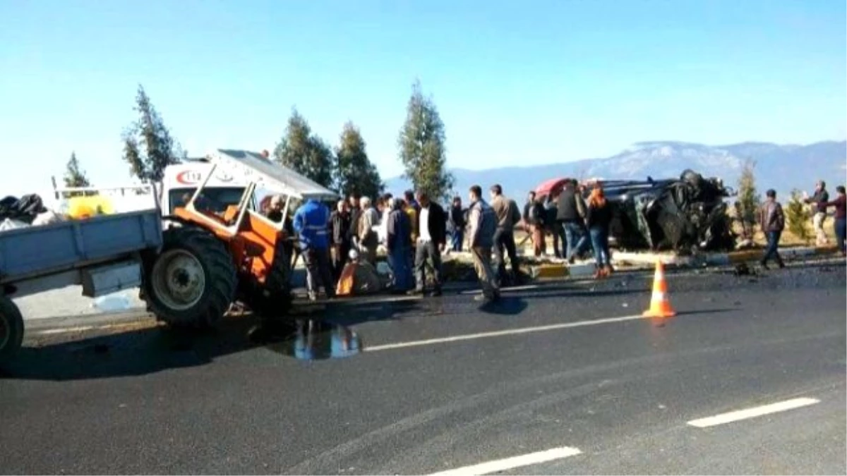 Söke\'deki Kaza Traktör İkiye Bölündü, Diğer Araç İse Hurdaya Döndü