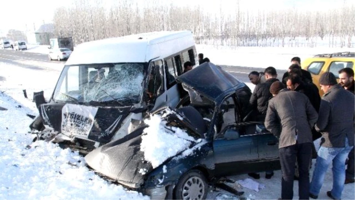 Van\'da Otomobille Minibüs Çarpıştı: 1 Ölü, 1 Yaralı