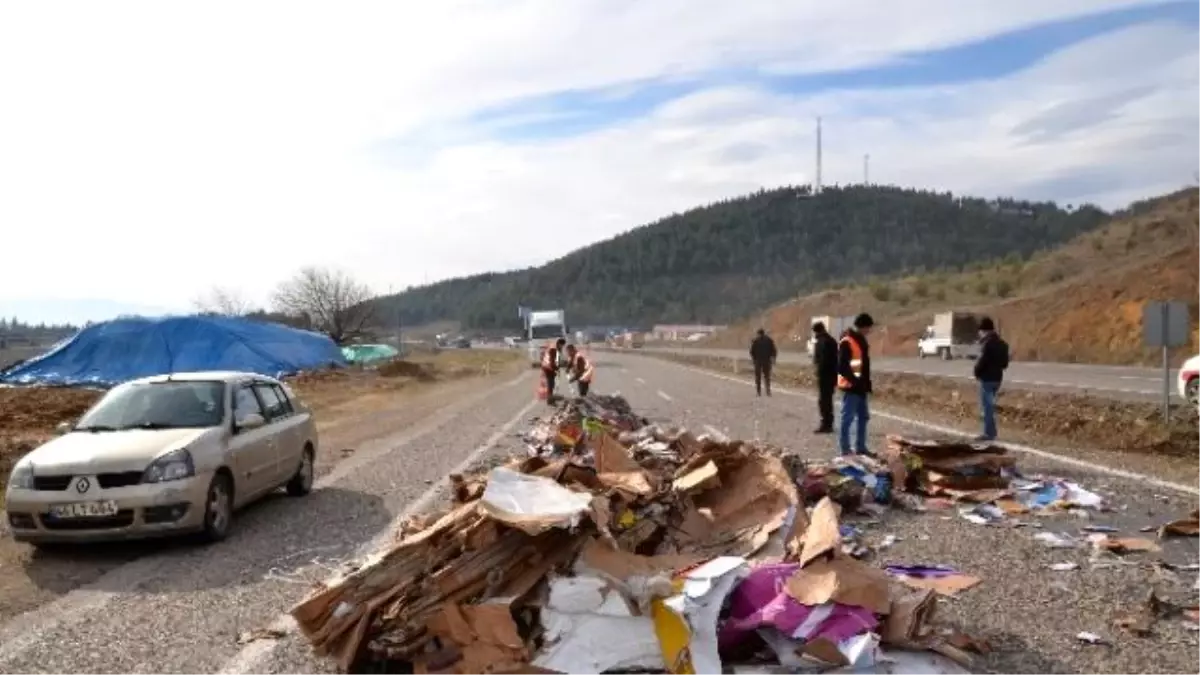 Yola Düşen Atık Kağıt Balyaları Trafiği Aksattı