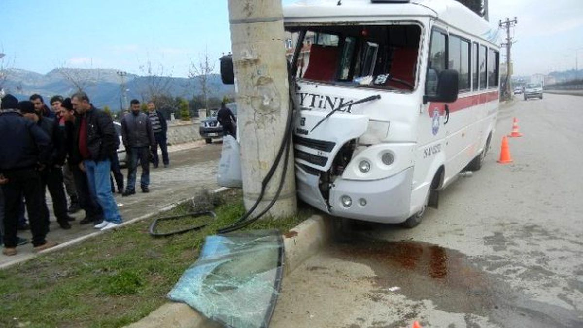 Yolcu Minibüsü Önce Ağaca, Sonra Direğe Çarptı: 3 Yaralı